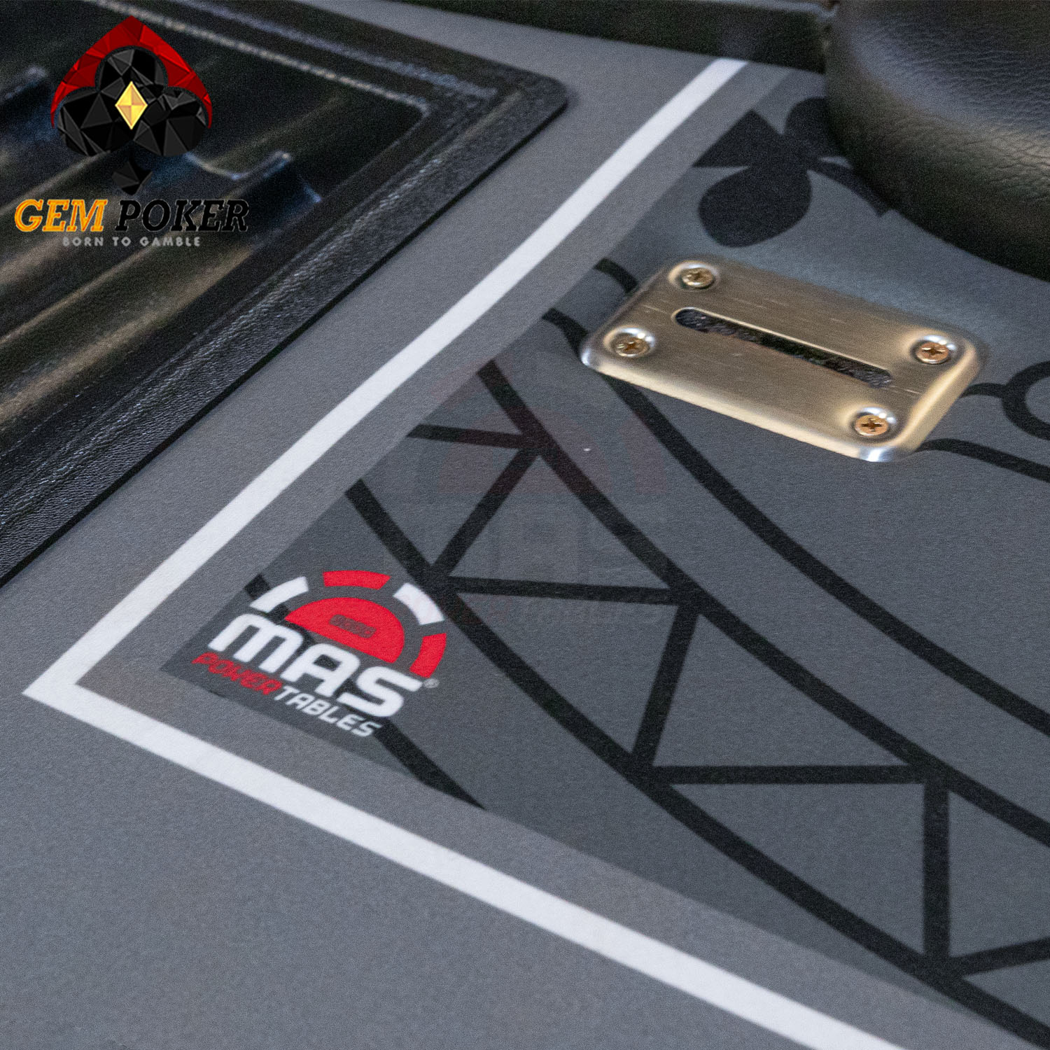 Khay Chip Và Ổ Khóa Bàn Poker – Thiết Kế Dealer Zone Cận cảnh khay chip và ổ khóa bảo vệ trên bàn poker đen xám