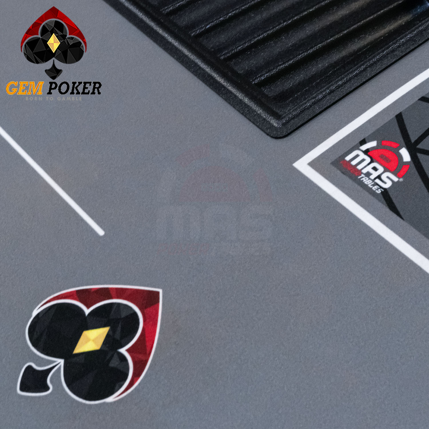 Logo GEMPOKER Trên Bàn Poker Xám Chuyên Nghiệp Logo và đường chia vải trên bàn poker xám, thiết kế tối giản