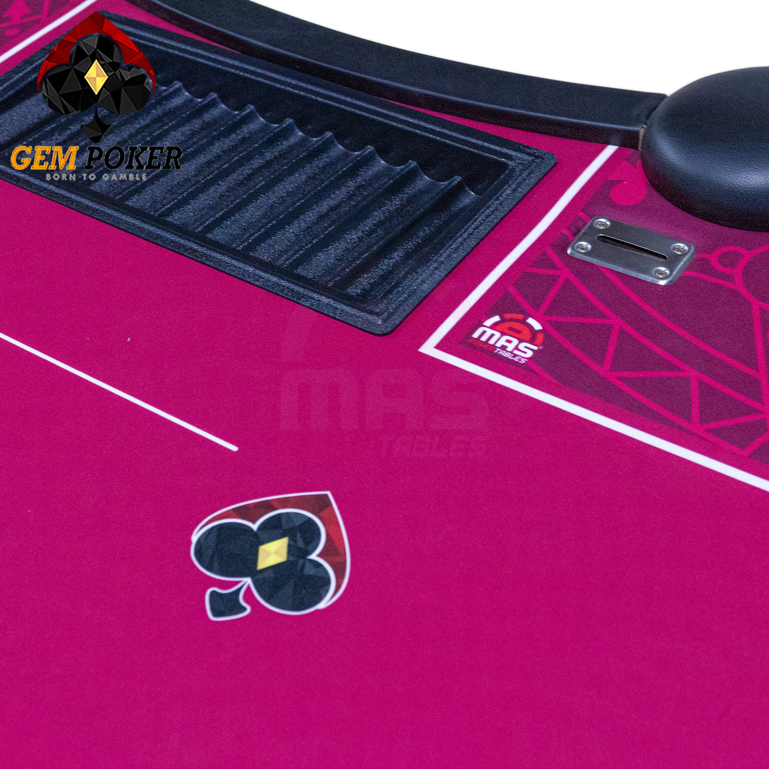 Cận cảnh khay chip và mặt bàn poker đỏ tím, chất liệu cao cấp
