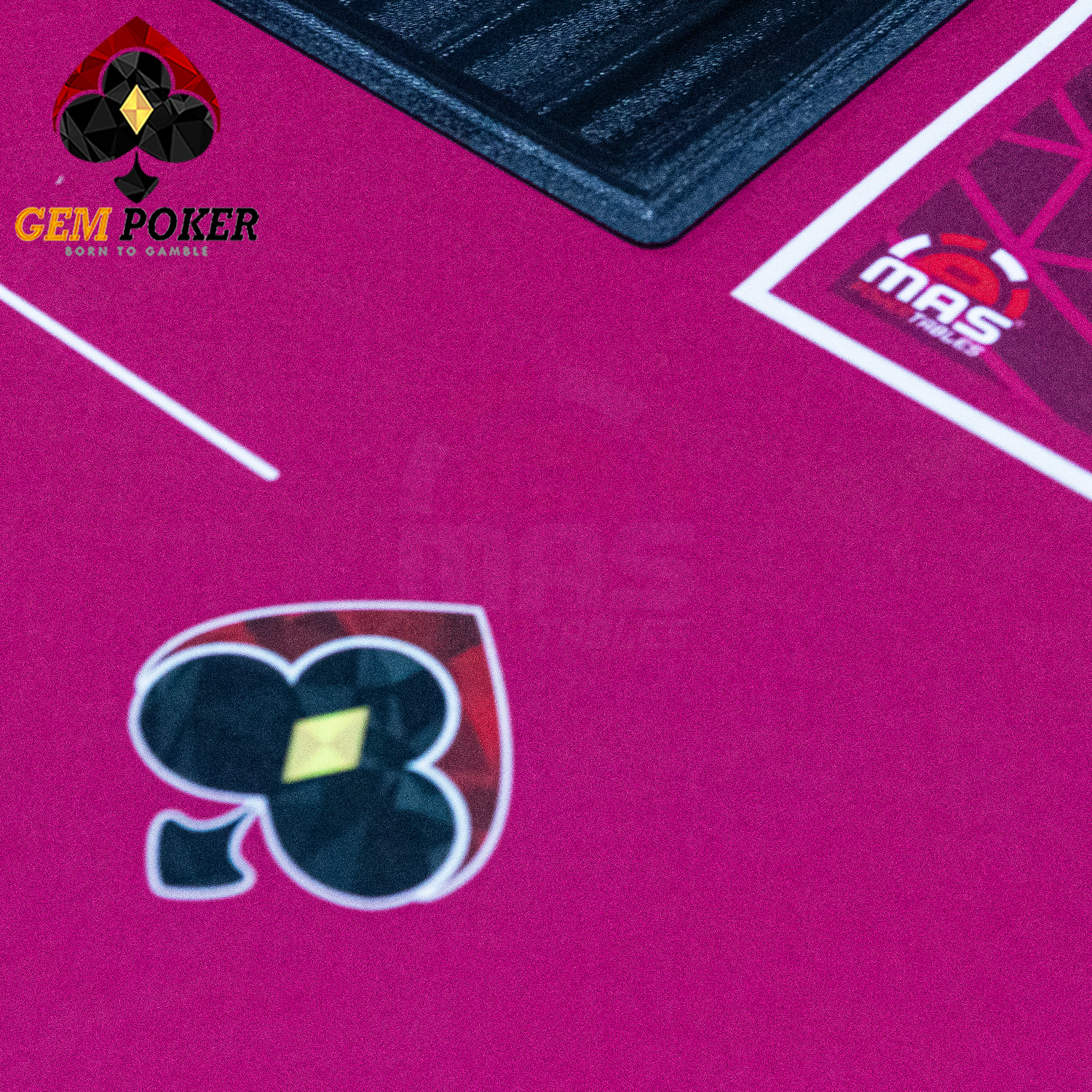 Cận cảnh logo GEMPOKER in trên vải bàn poker đỏ tím, chi tiết tinh xảo